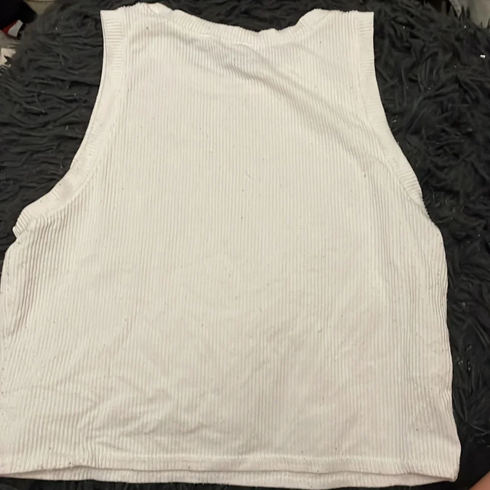 white holister tank! - Picture 2 of 3